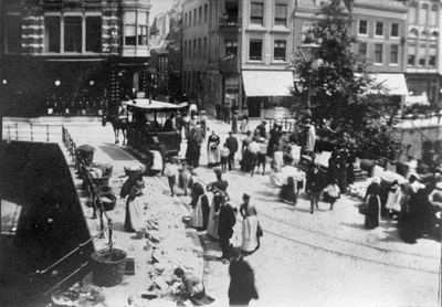 835549 Gezicht op de pottenmarkt op de Bakkerbrug over de Oudegracht te Utrecht.